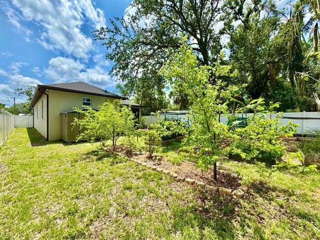 Building Photo - 8424 N Packwood Ave