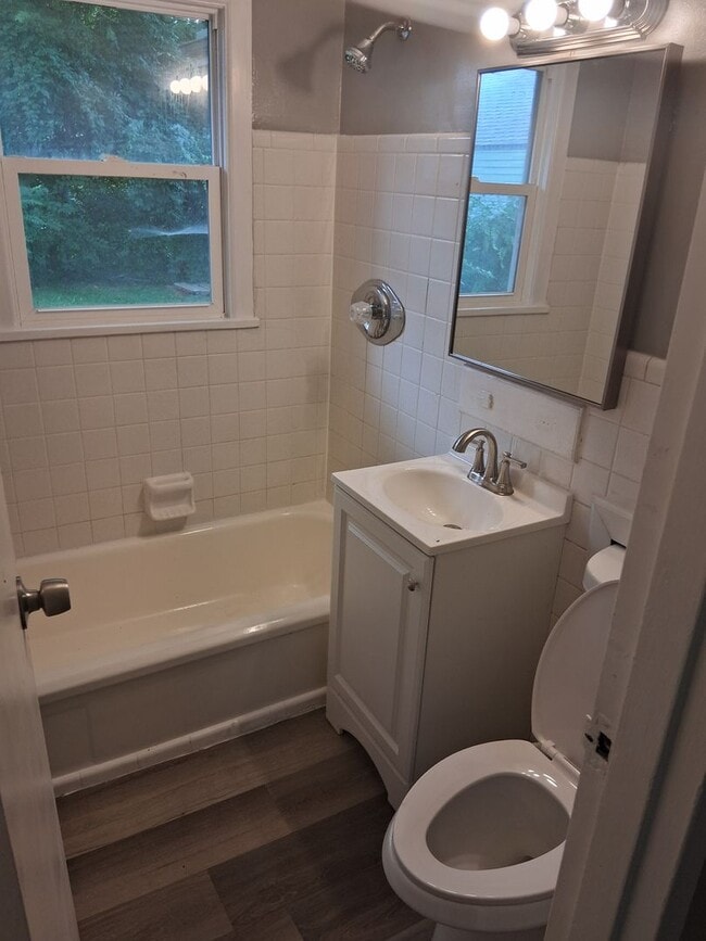 Building Photo - Great 4 bed 1.5 bath close to everything &...