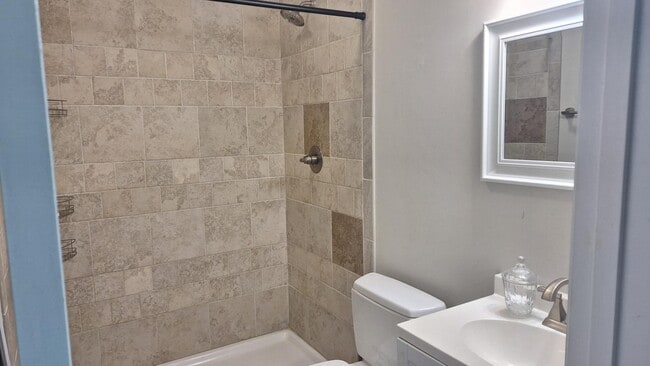 Building Photo - 23 E Second St - Apartment 2