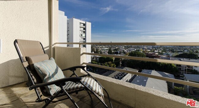 Building Photo - 1131 Alta Loma Rd