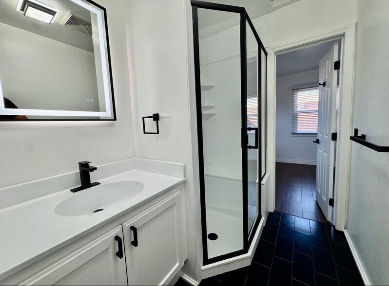 Building Photo - 919 E Grand Ave