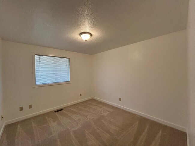 Building Photo - 4 Bedroom / 2 Bathroom Home in SW Redmond
