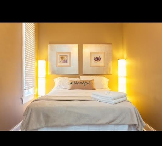 Building Photo - 3406 W Dickens Ave