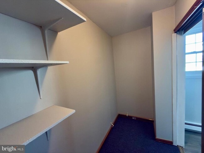 Building Photo - 422 W 6th Ave