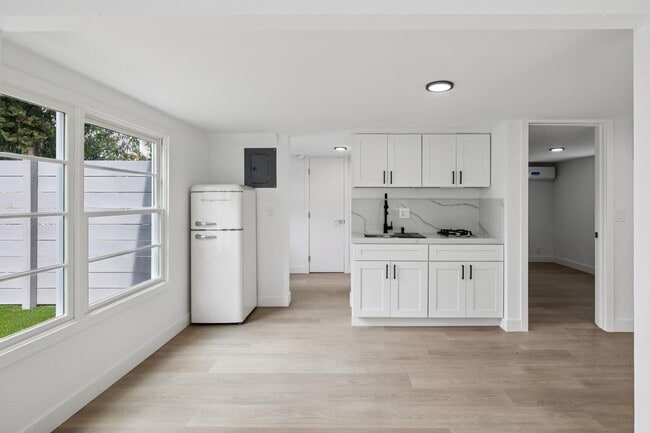 Building Photo - Newly Renovated Historic 1-Bedroom in Downtown North (Palo Alto)