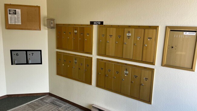 Building Photo - 1 Bedroom Condo in Independence Park w/Garage and Washer/Dryer! Call Today!