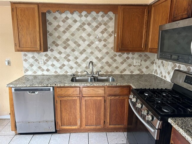 Building Photo - 1154 W Brompton Dr