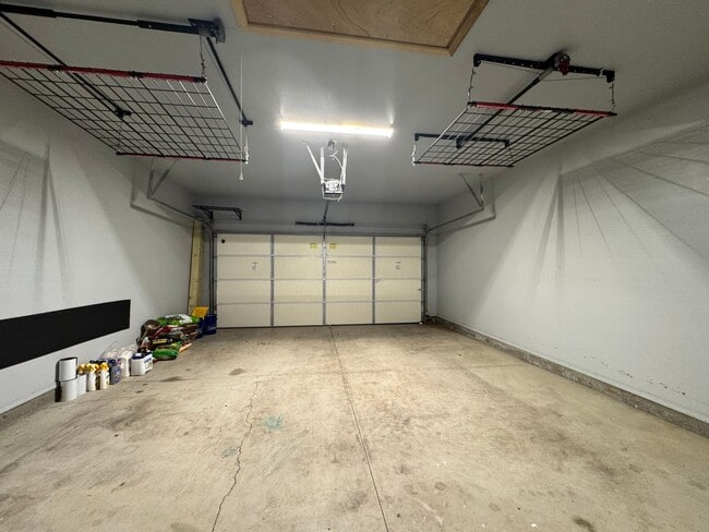 Building Photo - Spacious 3 Bedroom 2.5 Bath Home Near Okla...