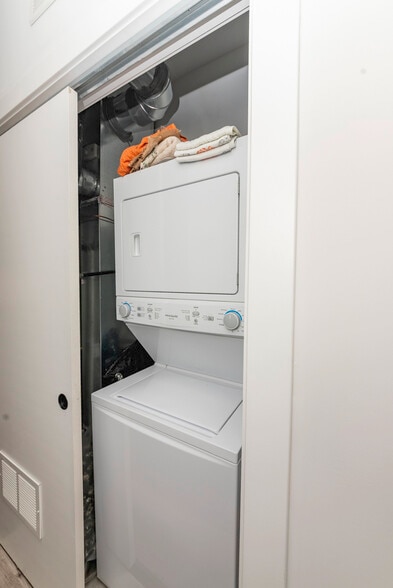 Building Photo - 2322 N Clark St