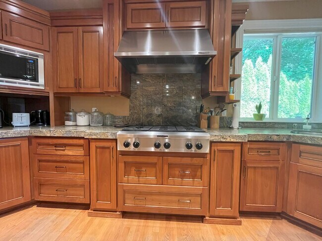 Building Photo - Forest-View Luxury Home with 5 Bedrooms, L...