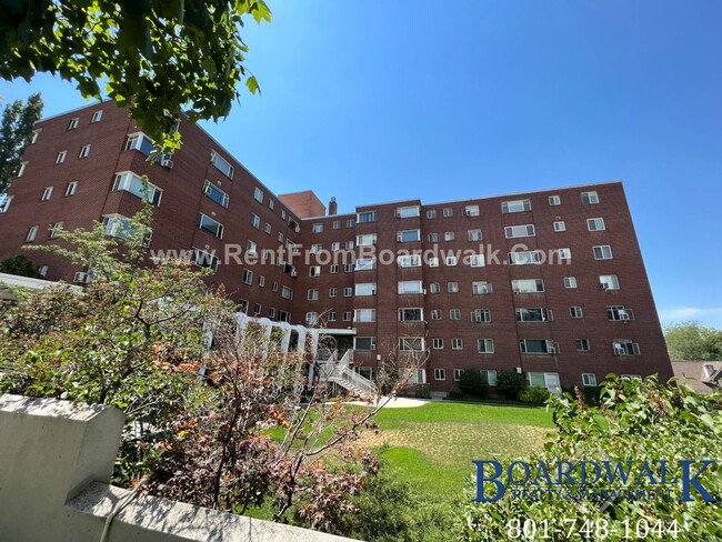 Building Photo - Beautiful Top Floor University Condo with ...