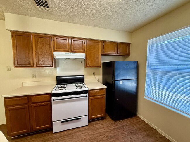 Building Photo - QUIET LOCATION - YARD BACKS TO GREENBELT