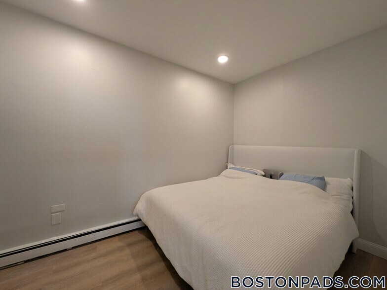 Building Photo - 390 Riverway