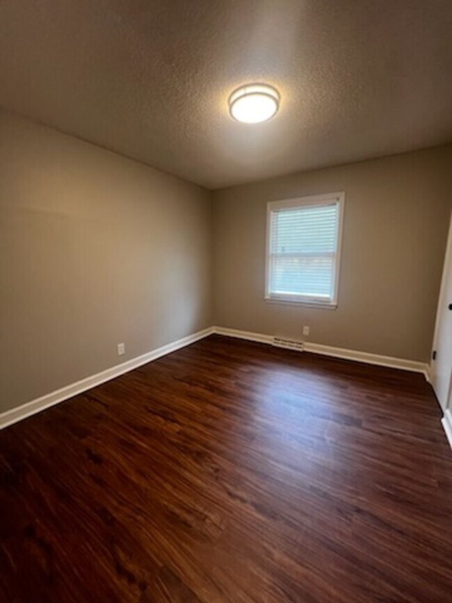 Building Photo - Check this out !!! Renovated Home