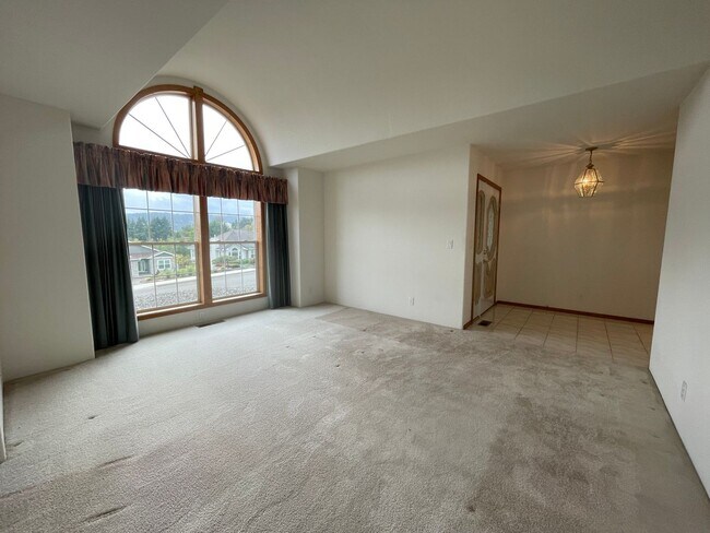 Building Photo - Available Now 3 bedroom 2 bath Hucrest home