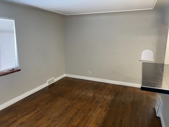 Building Photo - Fantastic 4 Bed 2 Bath 2 living rooms - Available NOW!