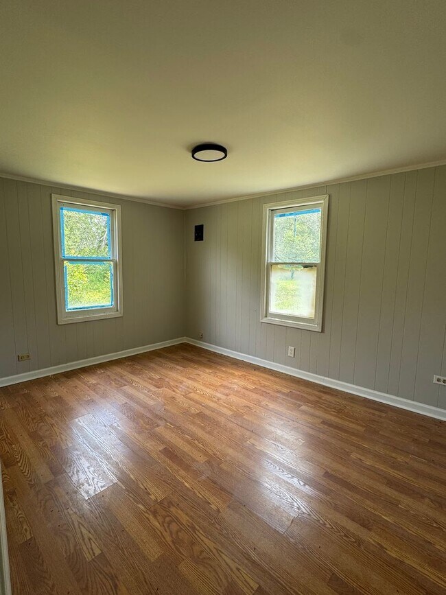 Building Photo - Single Family Residence