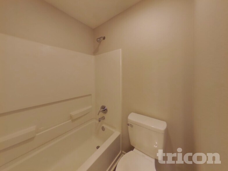 Building Photo - 454 Bourneside Dr