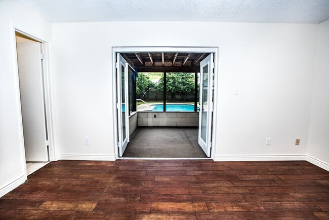 Building Photo - 3 Bedroom, 2 Bath Single Family Pool Home ...