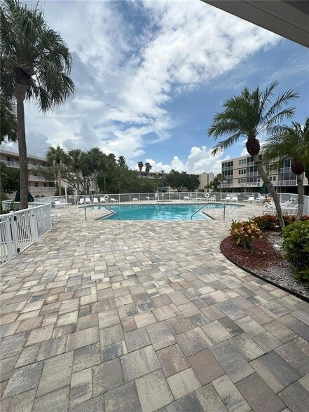 Building Photo - 6495 Shoreline Dr