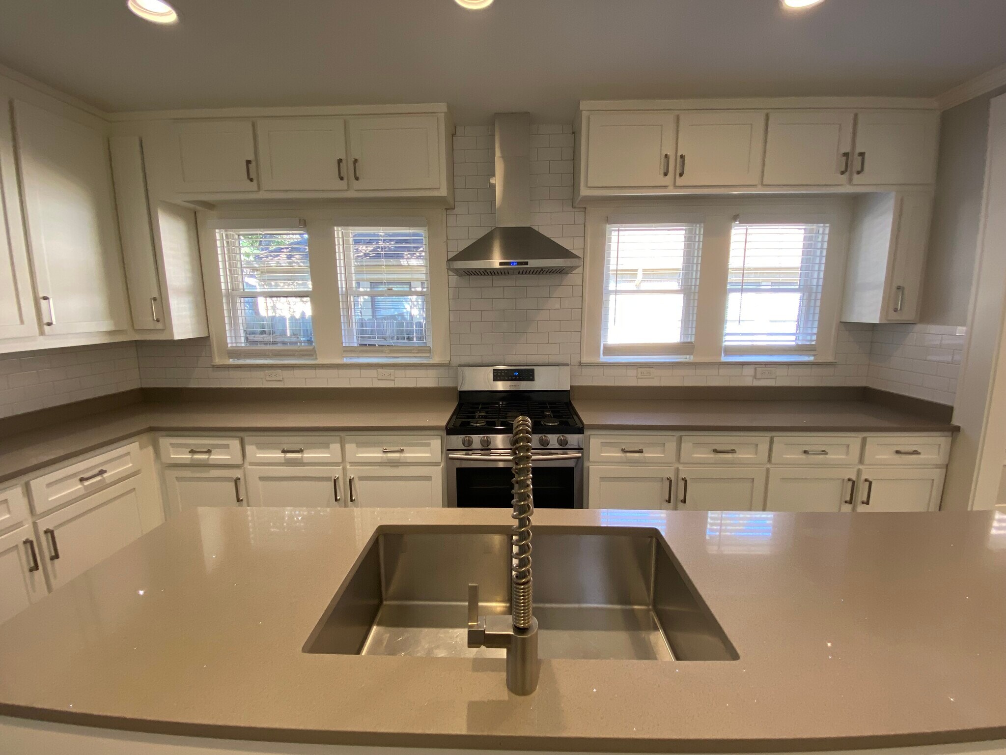 Kitchen view - 1107 N Winnetka Ave