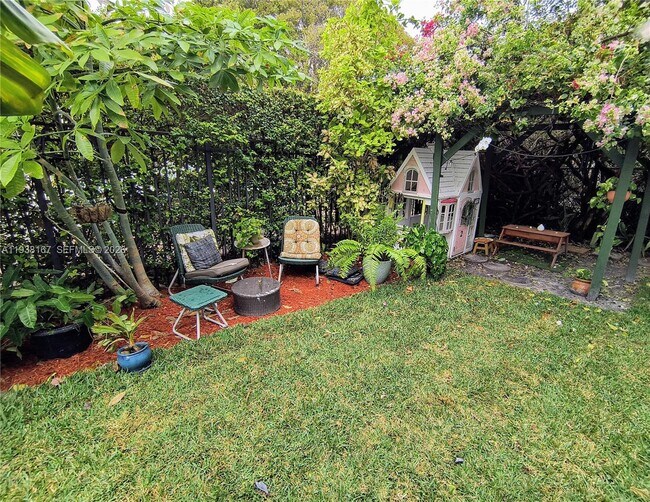 Building Photo - 833 10th St