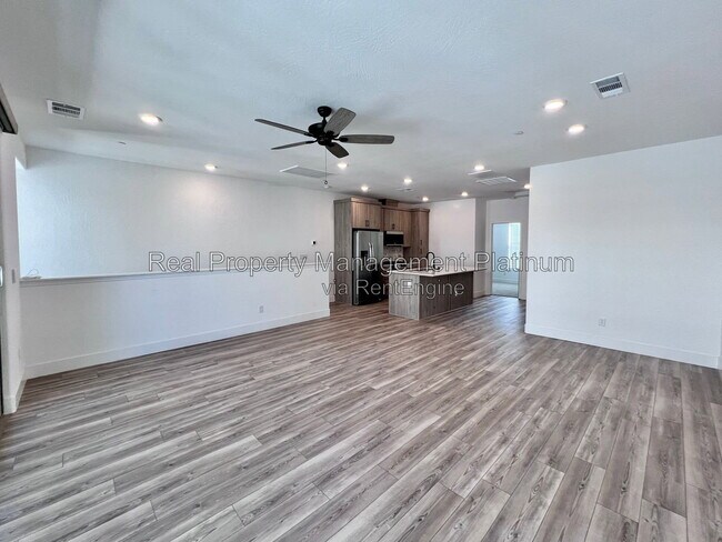 Building Photo - 10954 N Honeysuckle Dr