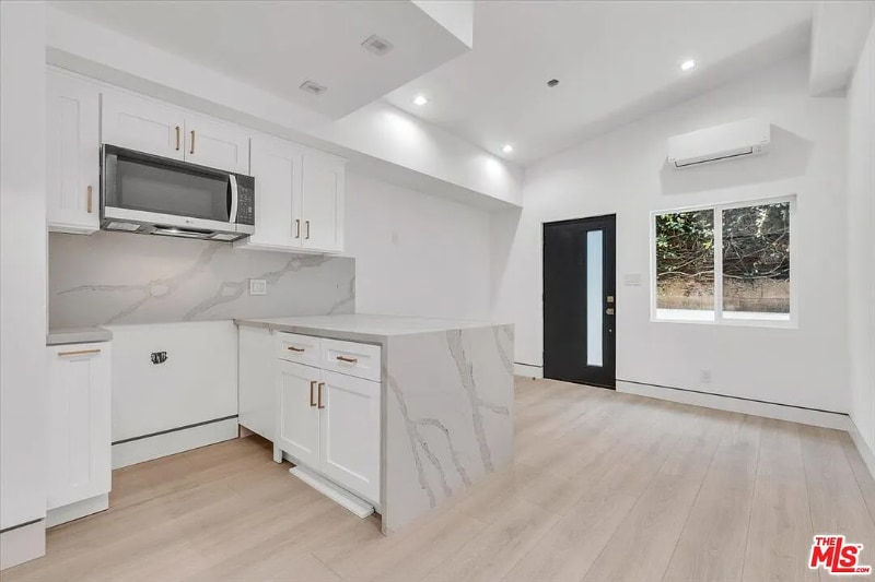 Building Photo - 5561 1/2 El Canon Ave