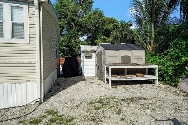 Building Photo - 945 Plantation Rd