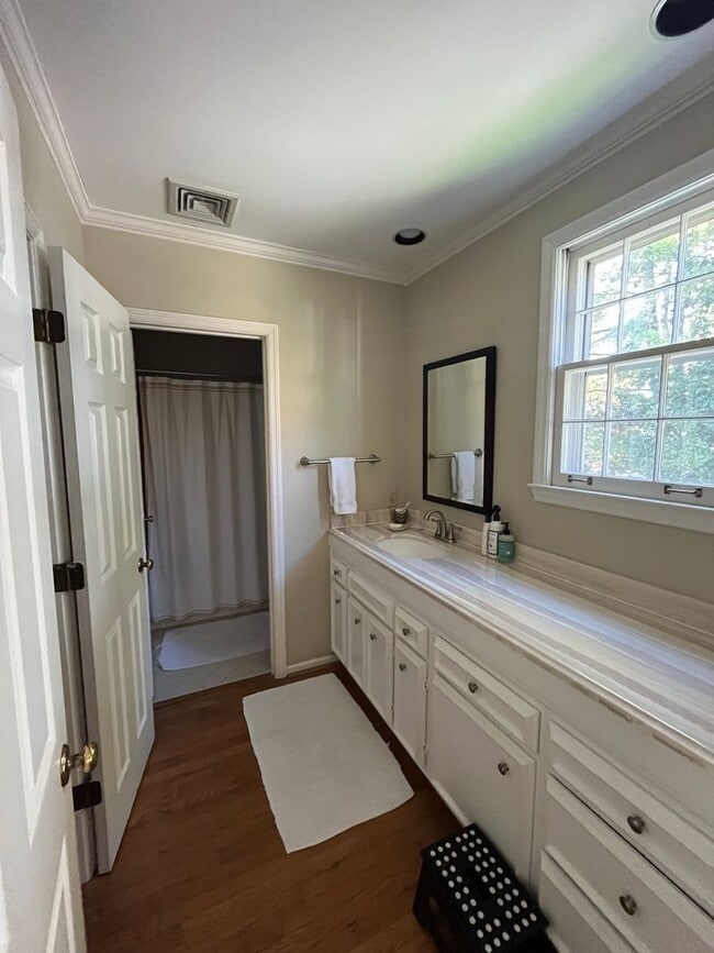 Building Photo - 2 Bedroom/ 2.5 Bath Townhome with 1 Car Ga...