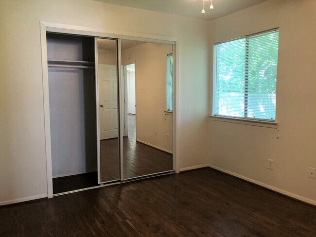 Building Photo - 3620MN