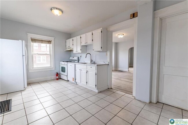 Building Photo - 2001 Ferry St