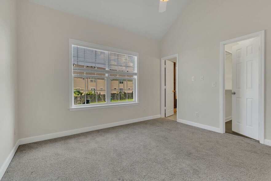 Building Photo - 2271 Dewey Dr