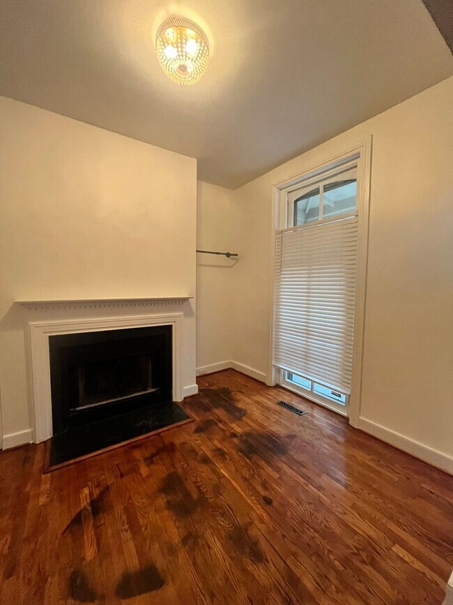 Building Photo - 511 St James St