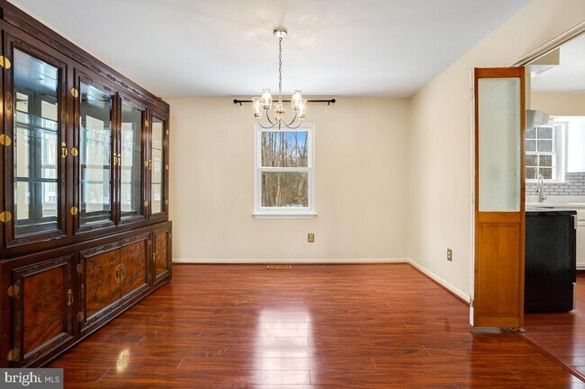 Building Photo - 817 Falcon Dr