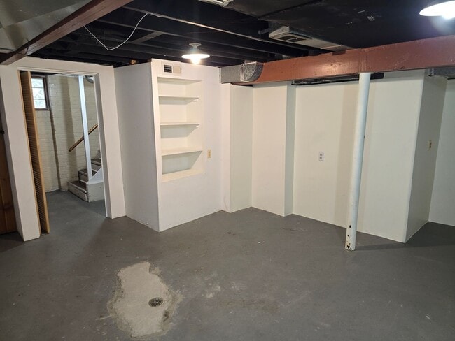 Building Photo - 1235 Lakepointe St