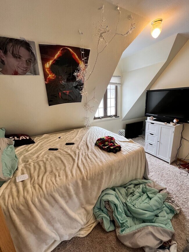 Building Photo - 1318 N 19th Ave E