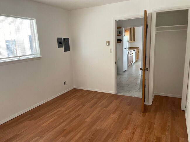 Building Photo - Open floorplan/Huge yard/Lots of Storage/Fireplace