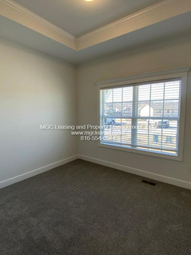 Building Photo - Location and Luxury Perfected in Parkville!
