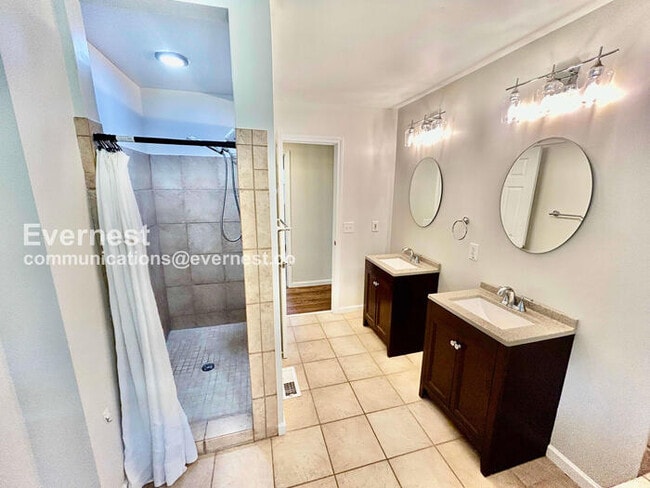 Building Photo - 210 Pinetree Cir