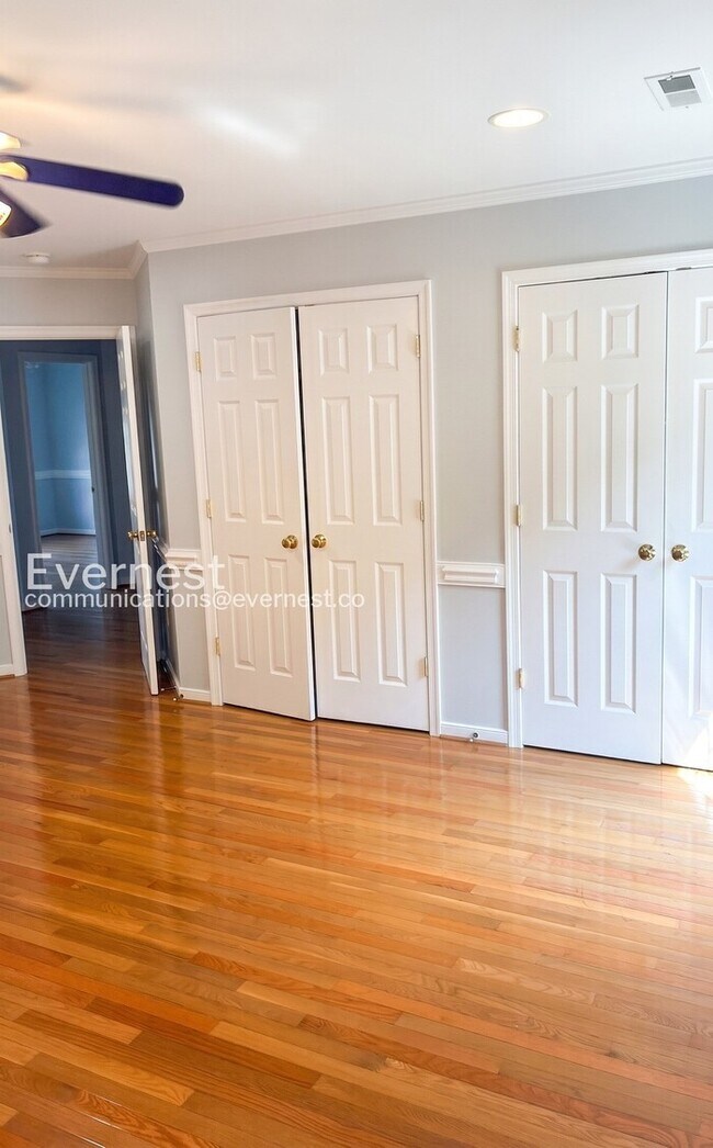 Building Photo - 6 Bed/4 Bath Home with Modern Amenities / Available Now!