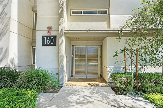 Building Photo - Enjoy the Best of Pasadena from This Beautifully Maintained Condo