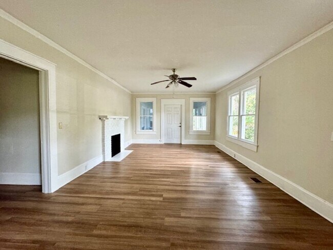 Building Photo - THREE BEDROOM, TWO BATH