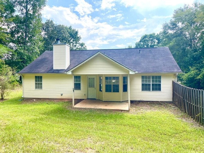 Building Photo - Welcome to this charming 3-bedroom, 2-bath...