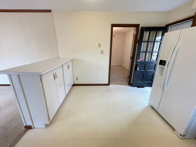 Building Photo - Lovely 3br 2ba home in quiet Chapel Hill neighborhood, walking distance to McDougle Elementary!