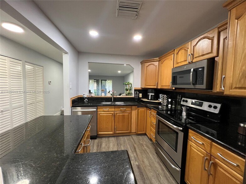 Building Photo - 460 Lakeview Dr
