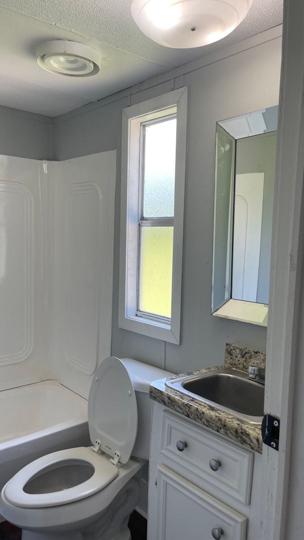 Building Photo - 3 Bed, 2 Bath Mobile Home! HUD ACCEPTED!