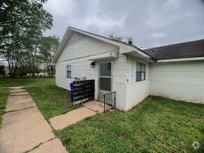 Building Photo - Newly Renovated Duplex!