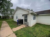 Building Photo - Newly Renovated Duplex!