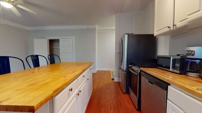 Building Photo - Bright & Sunny Large One Bedroom With Vaul...